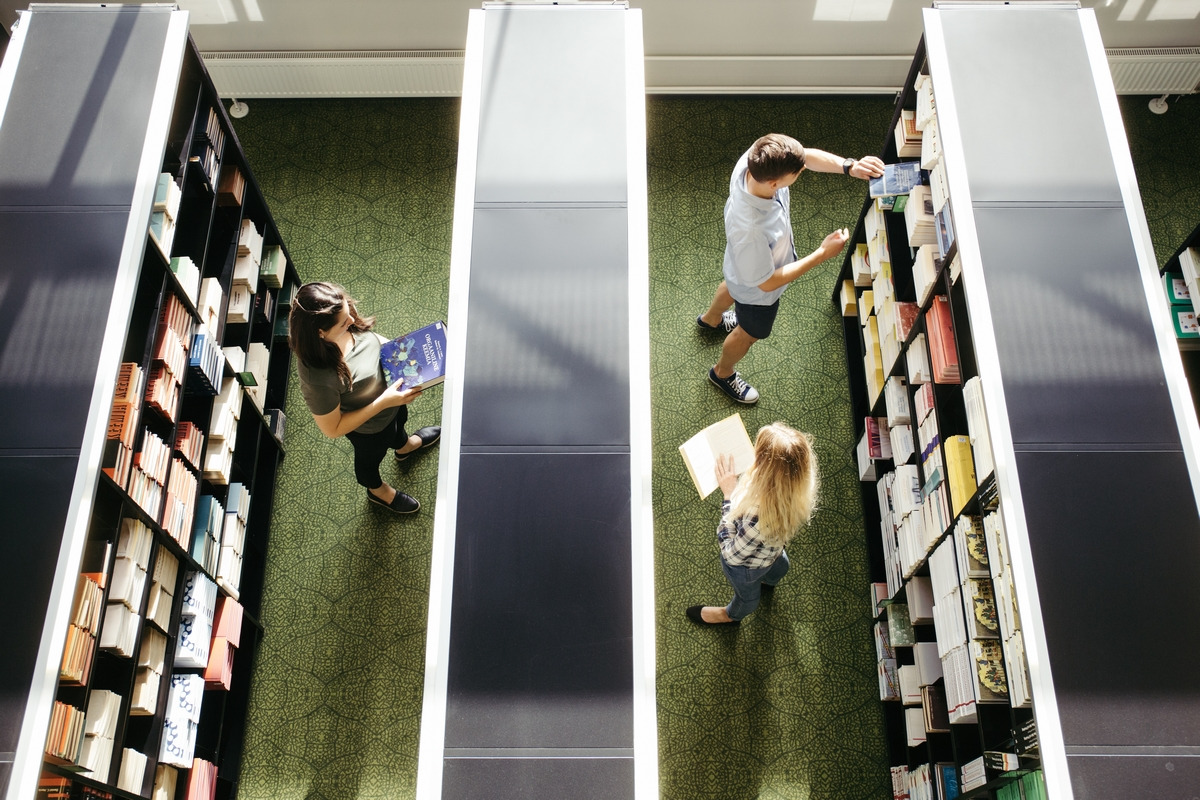 Les bibliothécaires doivent sans cesse œuvrer pour la bonne cohabitation de publics aux usages variés. (Freepik) accueil-universel-epreuve-tensions