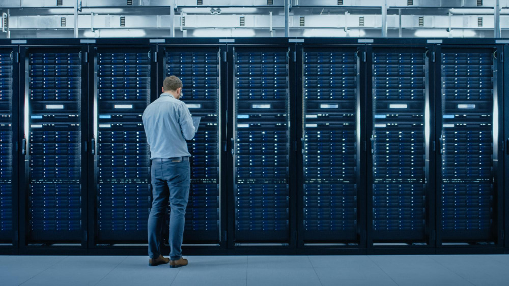 Pratiques énergivores ou génération frugale ? (Freepik Premium / pixaflow) Data-centers-course-folle-energie