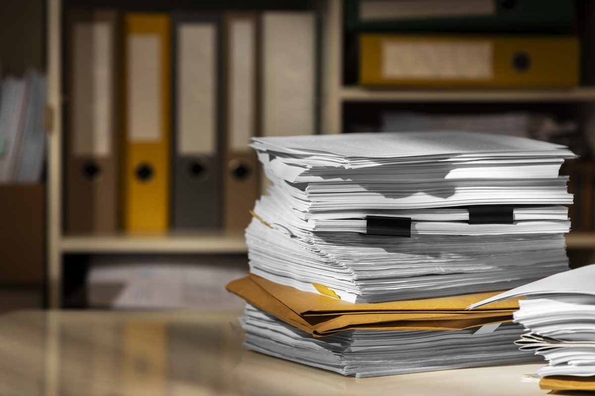 Seuls 16 % des communes disposent d’un personnel dédié à la gestion des archives et 57 % n’ont aucune organisation documentaire structurée. (Magnific) archives-belgiques-communes-manque-personnel