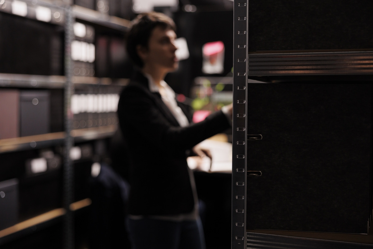 Gérer des archives classifiées au format papier implique des mesures de sécurisation, comme la protection des locaux physiques, un accès restreint et un suivi des consultations. (DC Studio/Magnific) gestion-archives-classifiees-definition-methode-actions