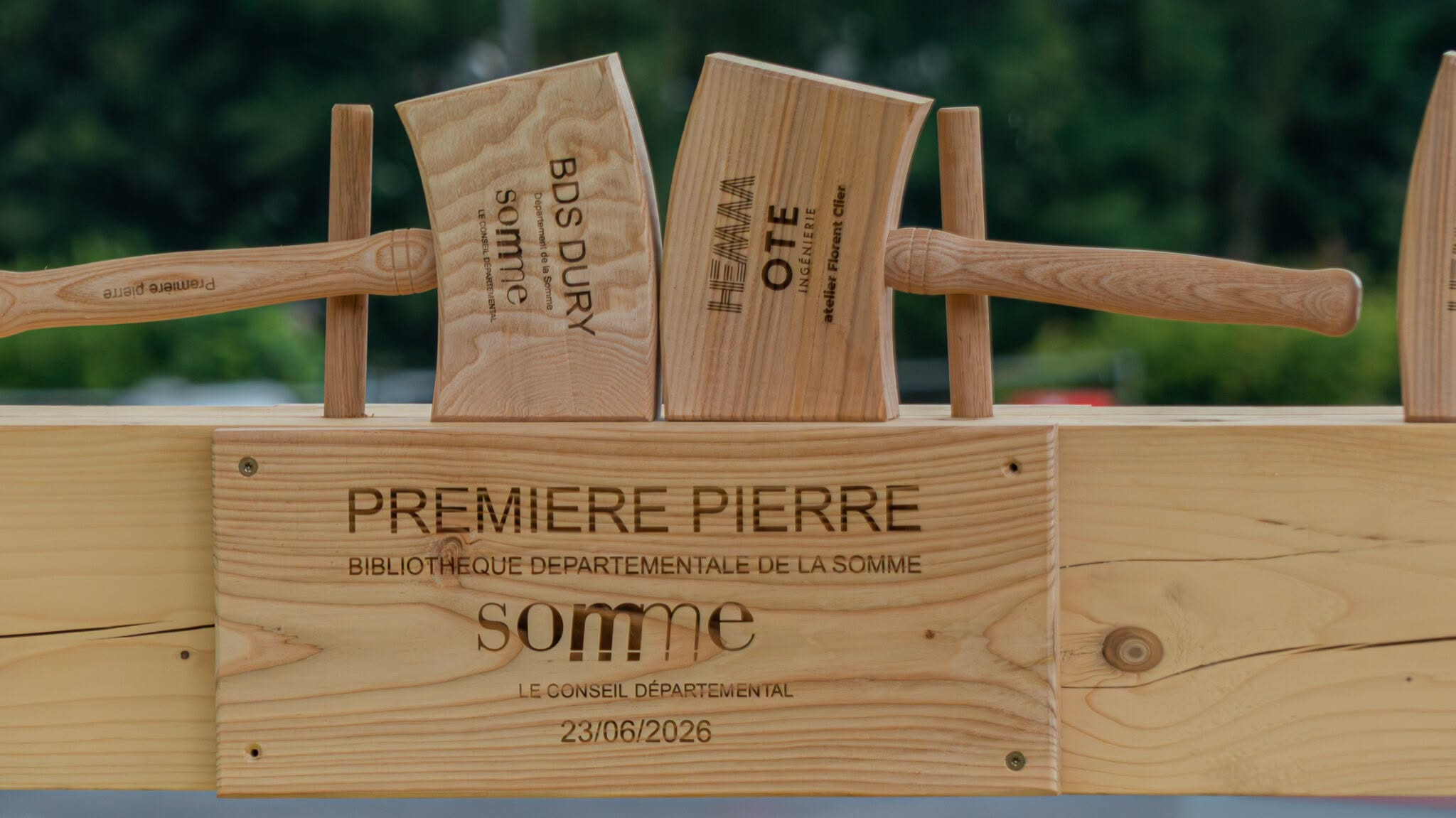 La première pierre de la future Bibliothèque départementale de la Somme a été posée le 23 juin dernier (© Xavier Comor / Conseil départemental de la Somme) future-bibliotheque-departementale-Somme-sortira-terre-2027