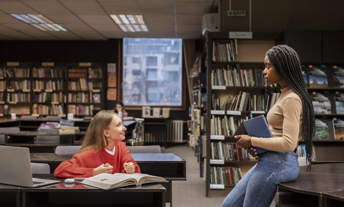 Les BU et centres de documentation poursuivent leur rôle d’accompagnement en matière de droit d’auteur, de plagiat et sur les autres problématiques juridiques. (Freepik) roles-missions-pro-information-intelligence-artificielle