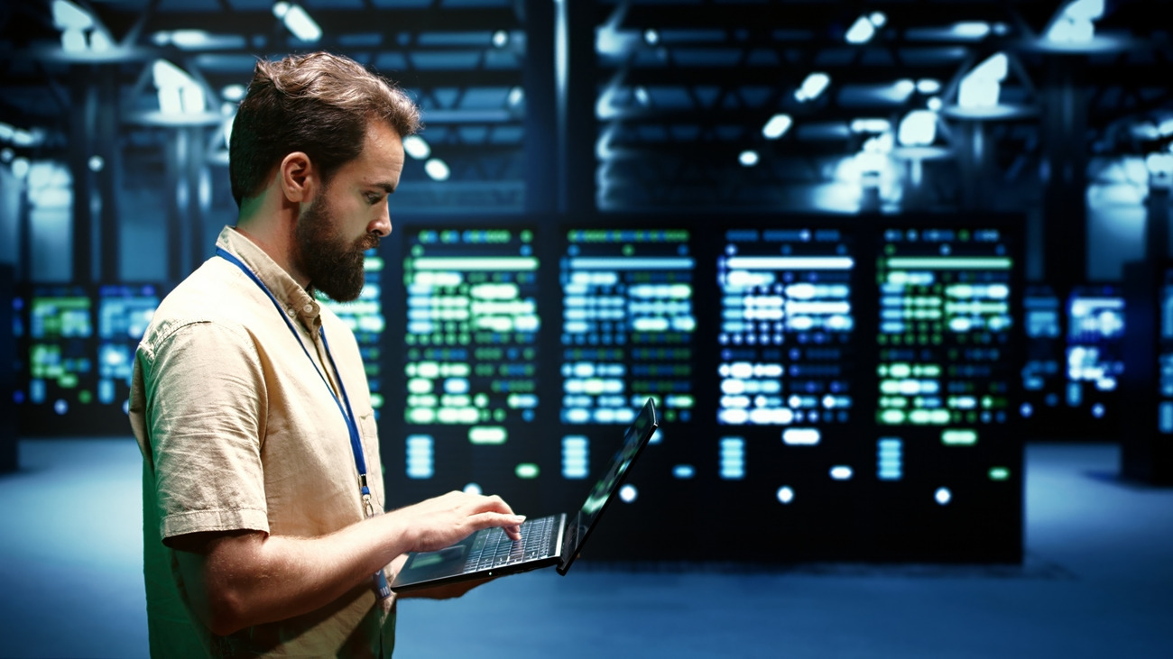 photographie-homme-avec-une-tablette-devant-data-center