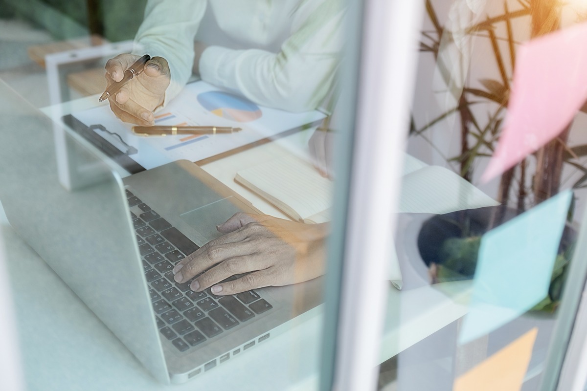 "L’IA générative s’impose aujourd’hui comme une composante essentielle des nouvelles attentes dans les digital workplaces", explique Pierre Begue, architecte senior autour des solutions collaboratives chez Insight. (EyeEm/Freepik) digital-workplace-intelligence-artificielle