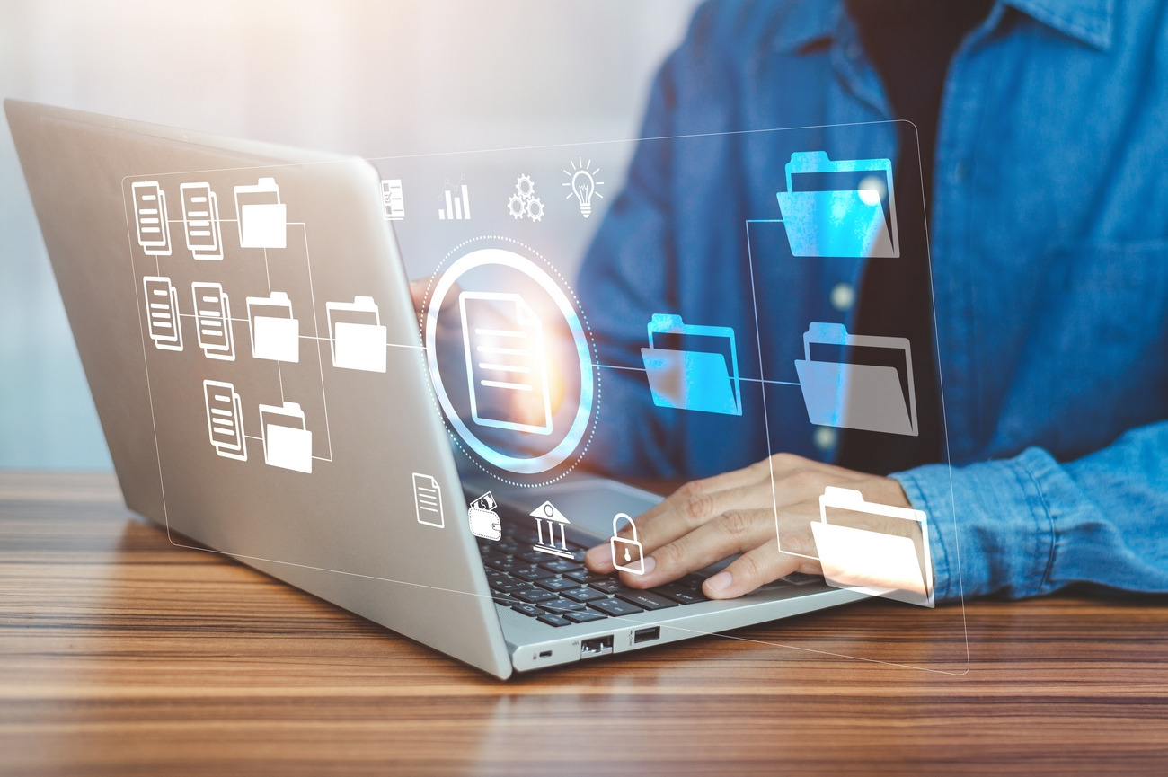photographie-professionnel-sur-ordinateur-gerant-dossiers-numeriques