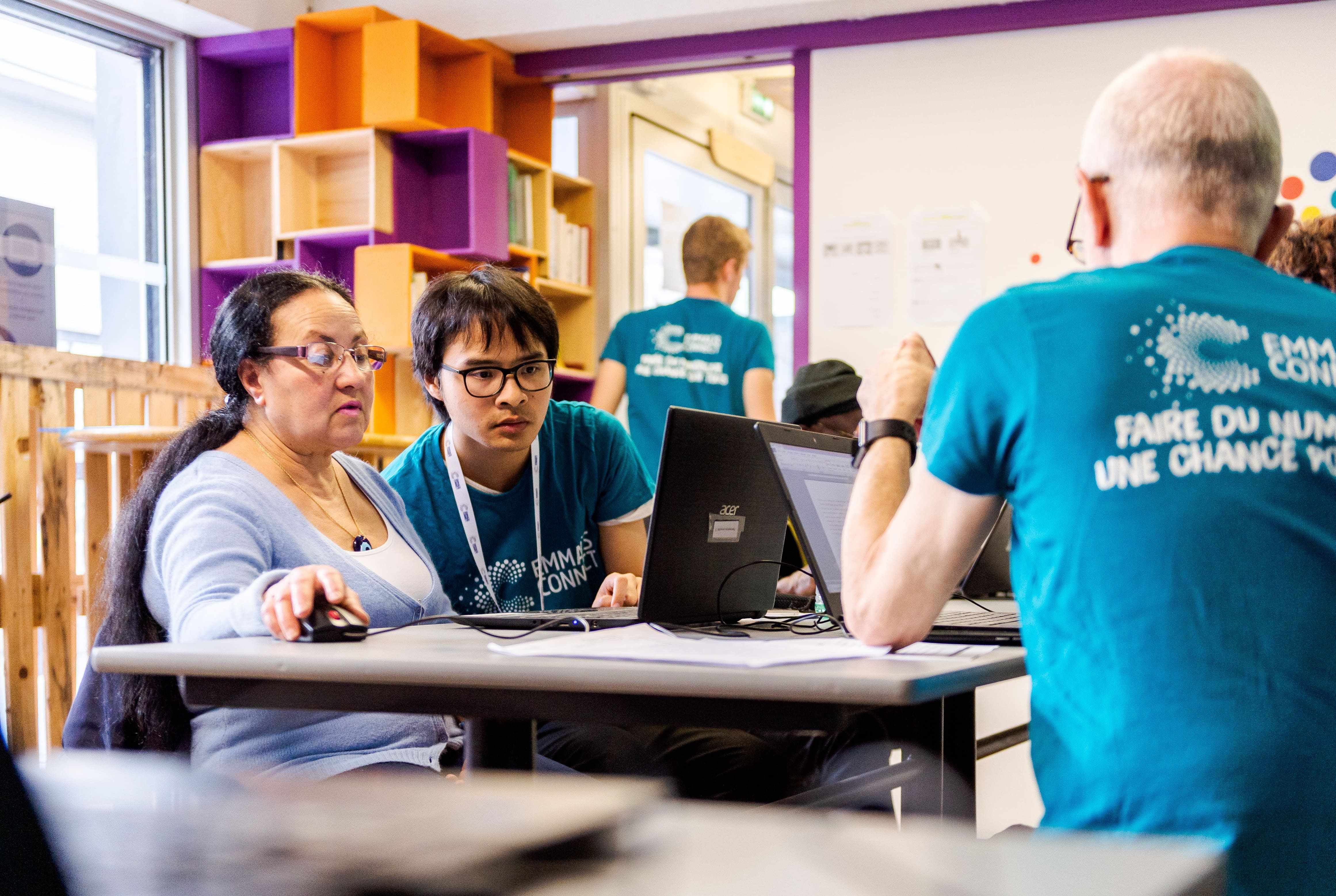 Emmaus-Connect-Dinum-chevet-personnes-eloignees-numerique