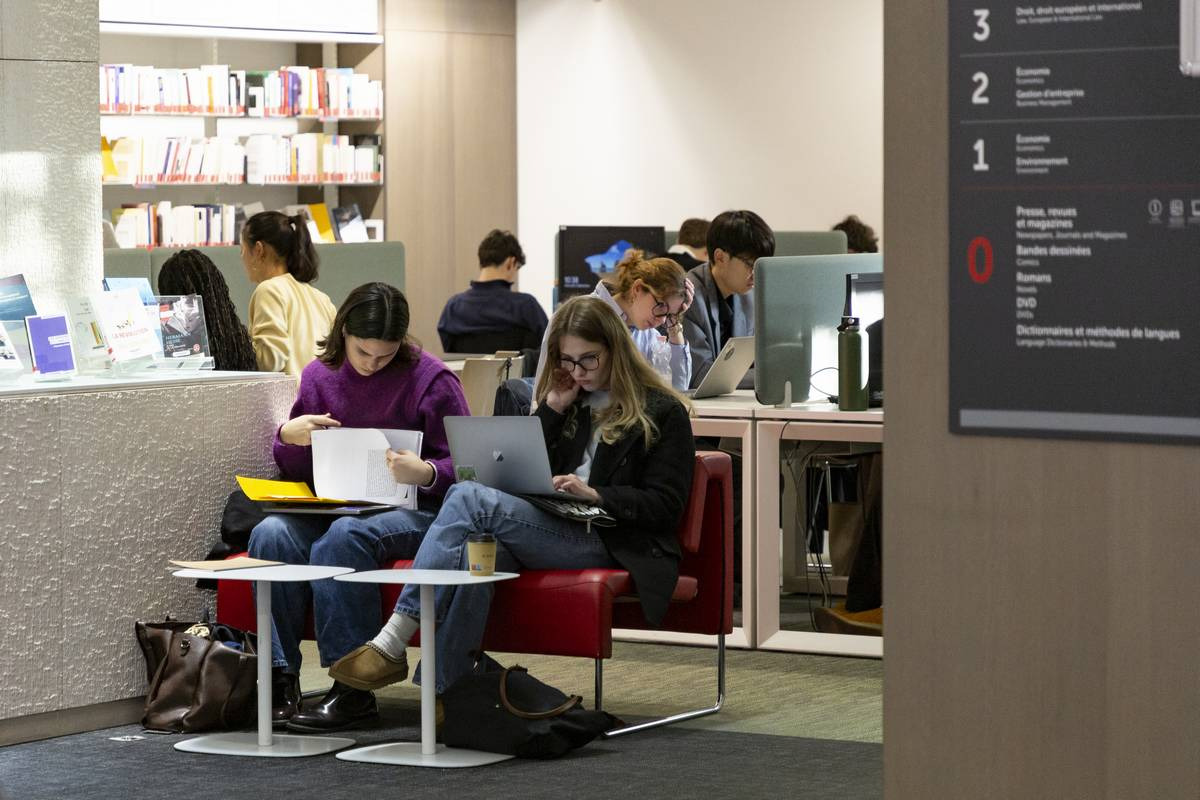 Les BU du monde entier constatent une baisse de l’emprunt d’ouvrages et un usage massif des moteurs de recherche généralistes avant même l’usage des catalogues des bibliothèques. (Caroline Maufroid/Sciences Po) etudiants-ia-generative-bibliotheques-universitaires