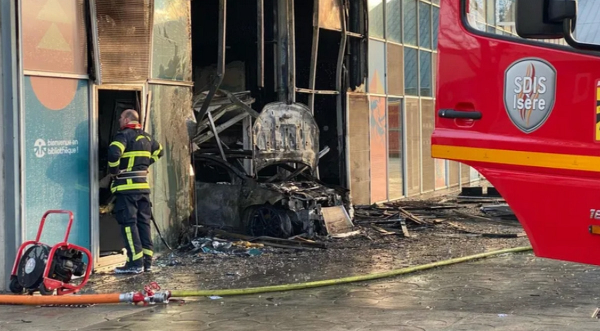 La médiathèque Chantal Mauduit de Grenoble, entièrement détruite à la suite d’un incendie provoqué par une voiture-bélier projetée dans l’établissement. (France 3 Alpes) face-aux-violences-bibliothecaires-desempares