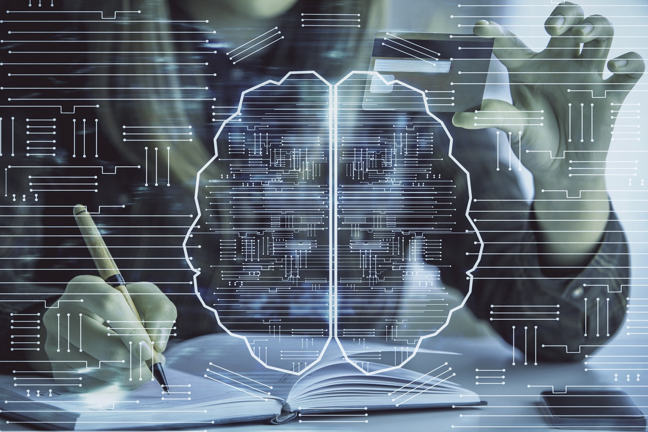 photographie-femme-ordinateur-ecrit-carnet-cerveau-projection-numerique