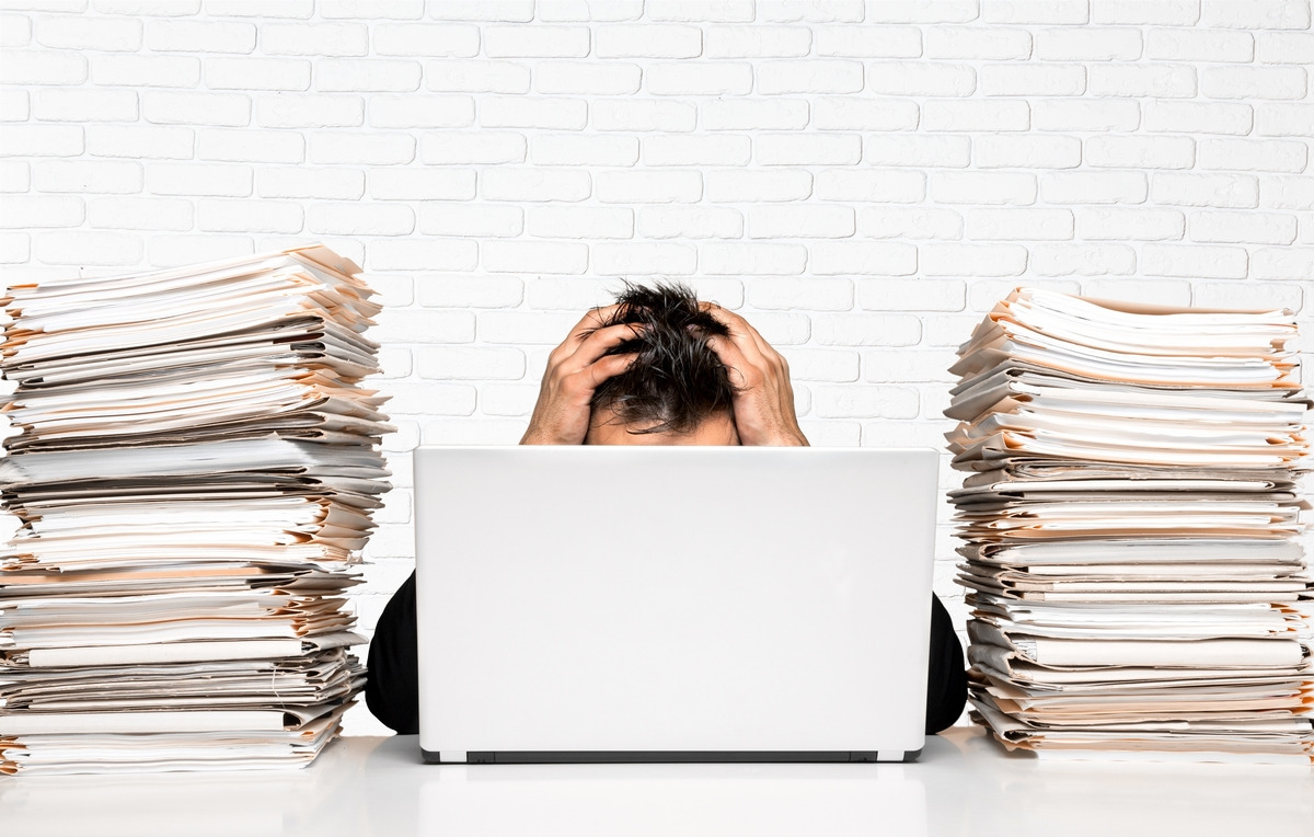 Minimisez, triez, jetez pour éviter de conserver des données personnelles sans base légale. (BillionPhotos/Freepik) duree-conservation-archives-rgpd