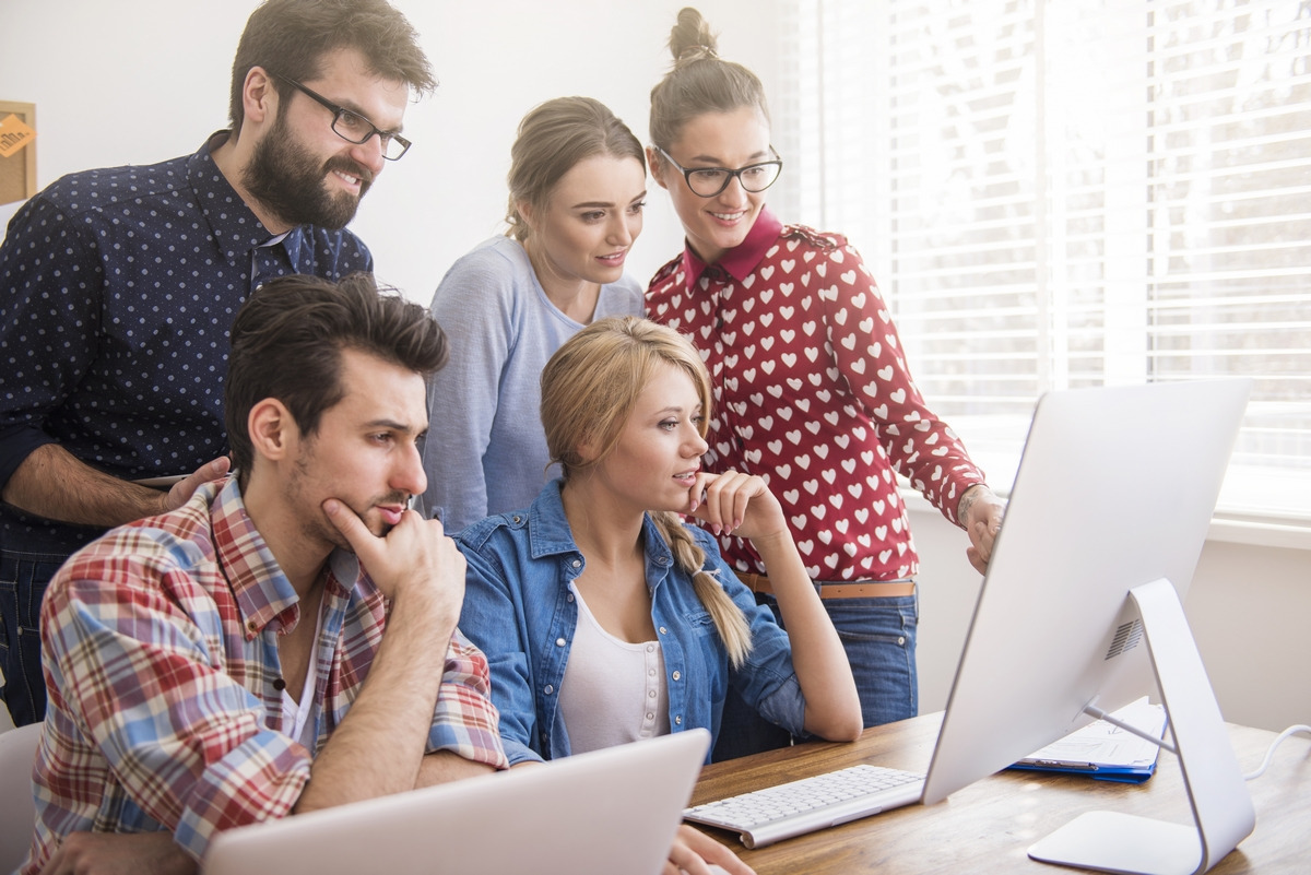 Le manager doit créer les conditions d’un apprentissage collectif : tester avant de normaliser, laisser les usages remonter du terrain, accompagner plutôt que contraindre. (Gpointstudio/Magnific) centre-documentation-manager-ia