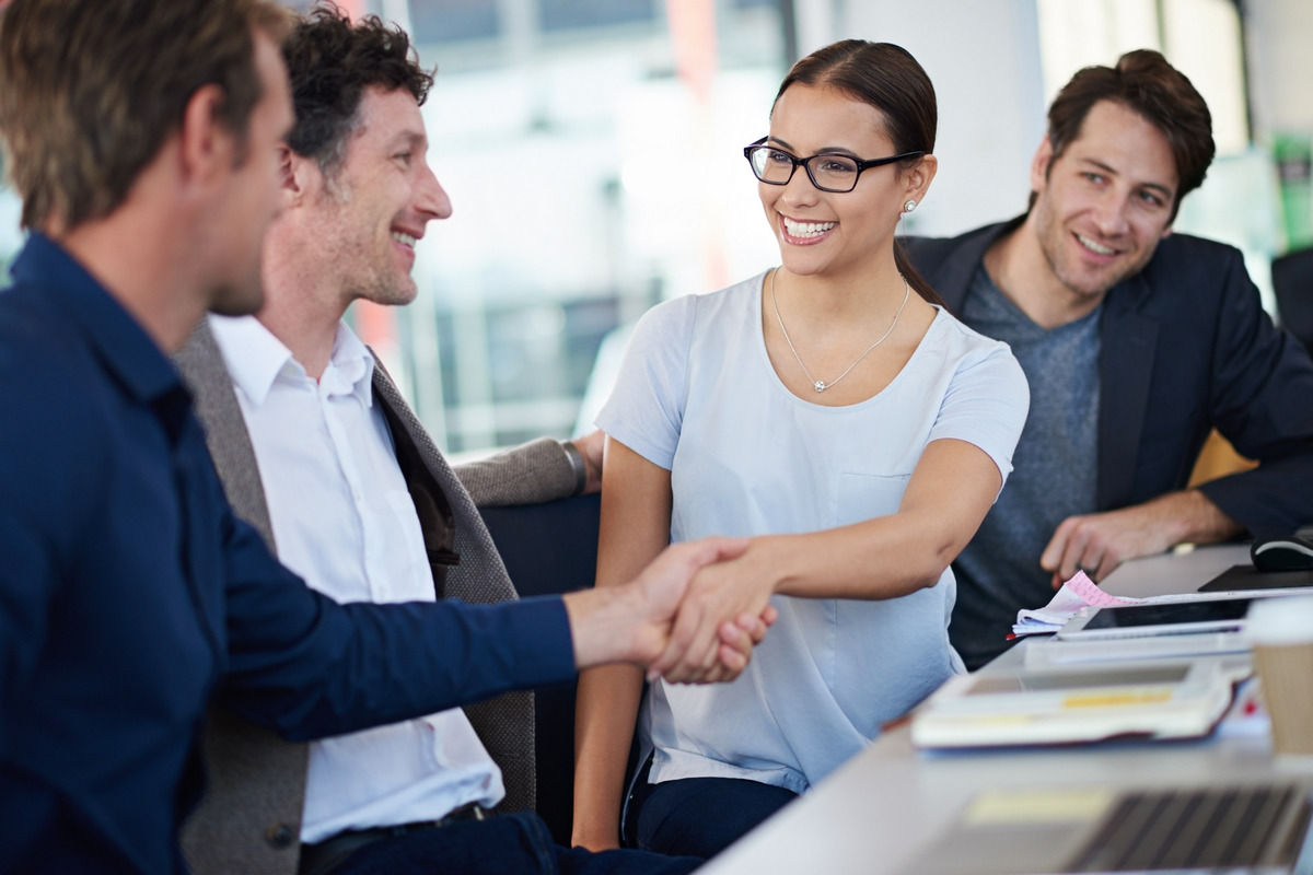 Au sein du processus d’onboarding, la sensibilisation à la gestion documentaire doit s’adapter aux profils des nouveaux arrivants, aux spécificités métiers et aux outils utilisés. (The Yuri Arcurs Collection) onboarding-archives-methode