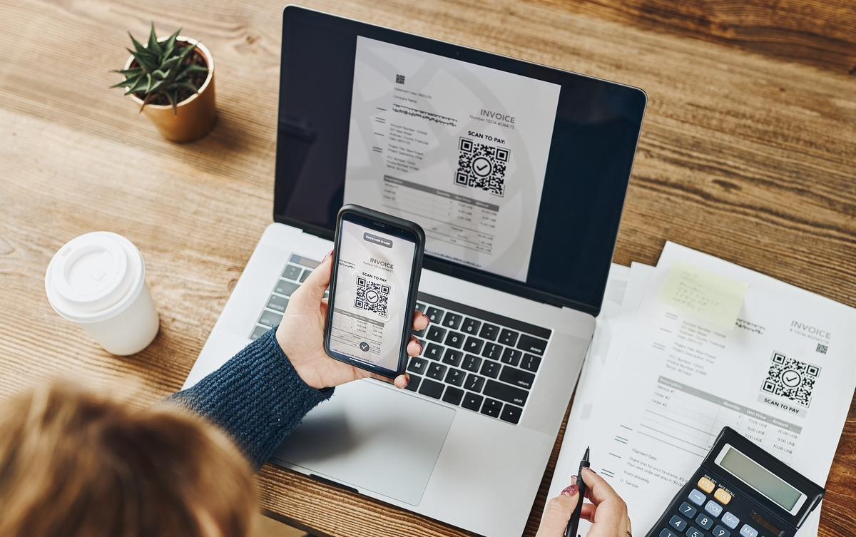 La plateforme propose un archivage électronique à valeur probatoire : grâce à la conservation sécurisée et réglementaire des factures pendant 10 ans. (Freepik/przemekklos) plateforme-facture-electronique-banque-postale-docaposte