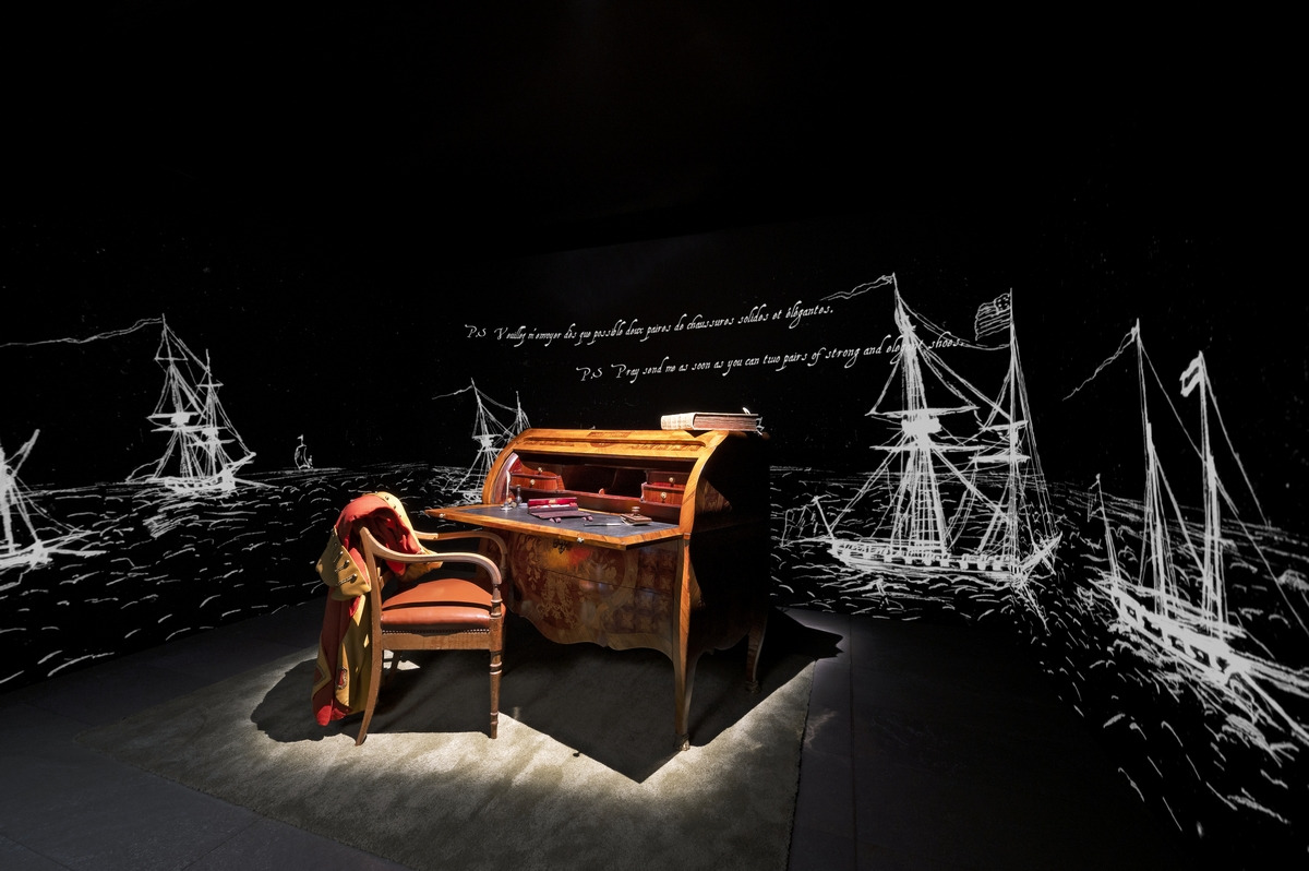 Vue sur le bureau de Richard Hennessy avec défilement de la recomposition d’une lettre de Richard Hennessy adressée à son fils. (Jas Hennessy & Co/Julia Hasse/Et Alors Productions) richard-hennessy-archives-ia-transcription