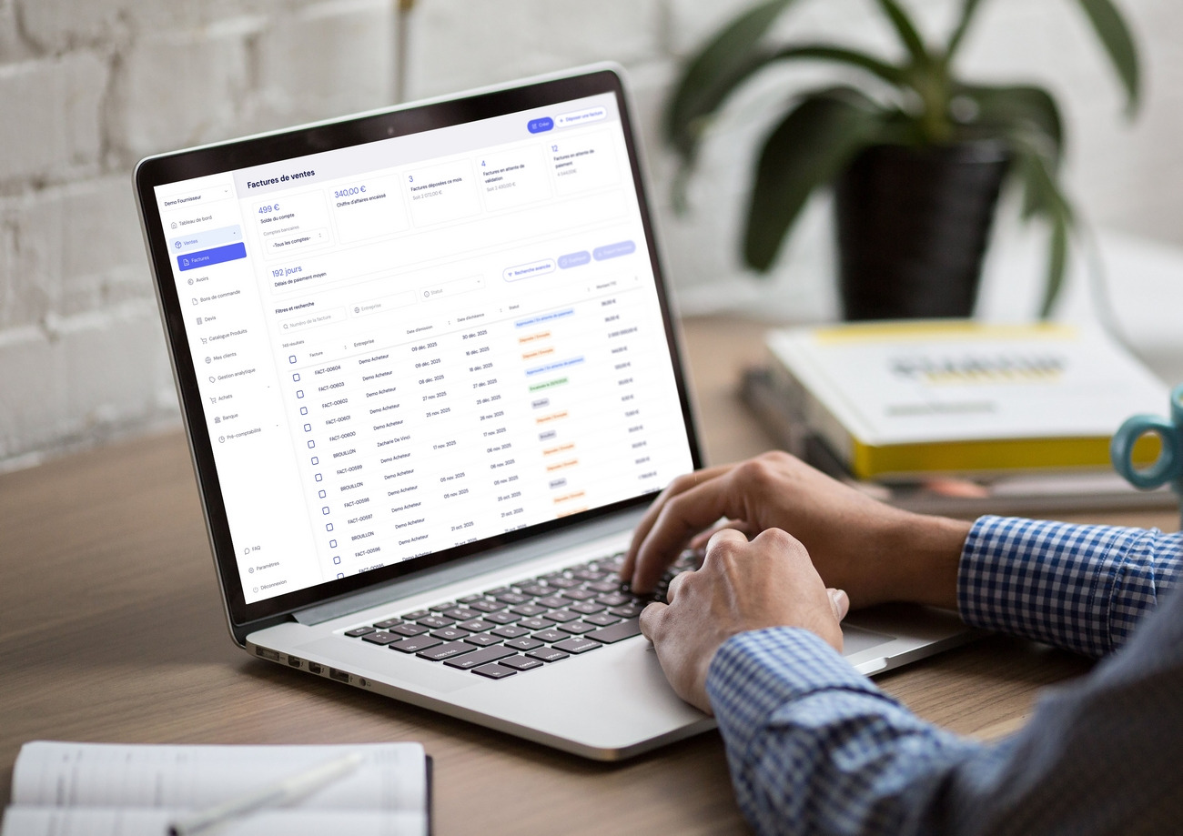 Plateforme Agréée, SEQINO se distingue en proposant une solution de gestion de factures électroniques en marque blanche. (Seqino) photographie-mains-ordinateur-clavier-bureau-traitement-factures-electroniques