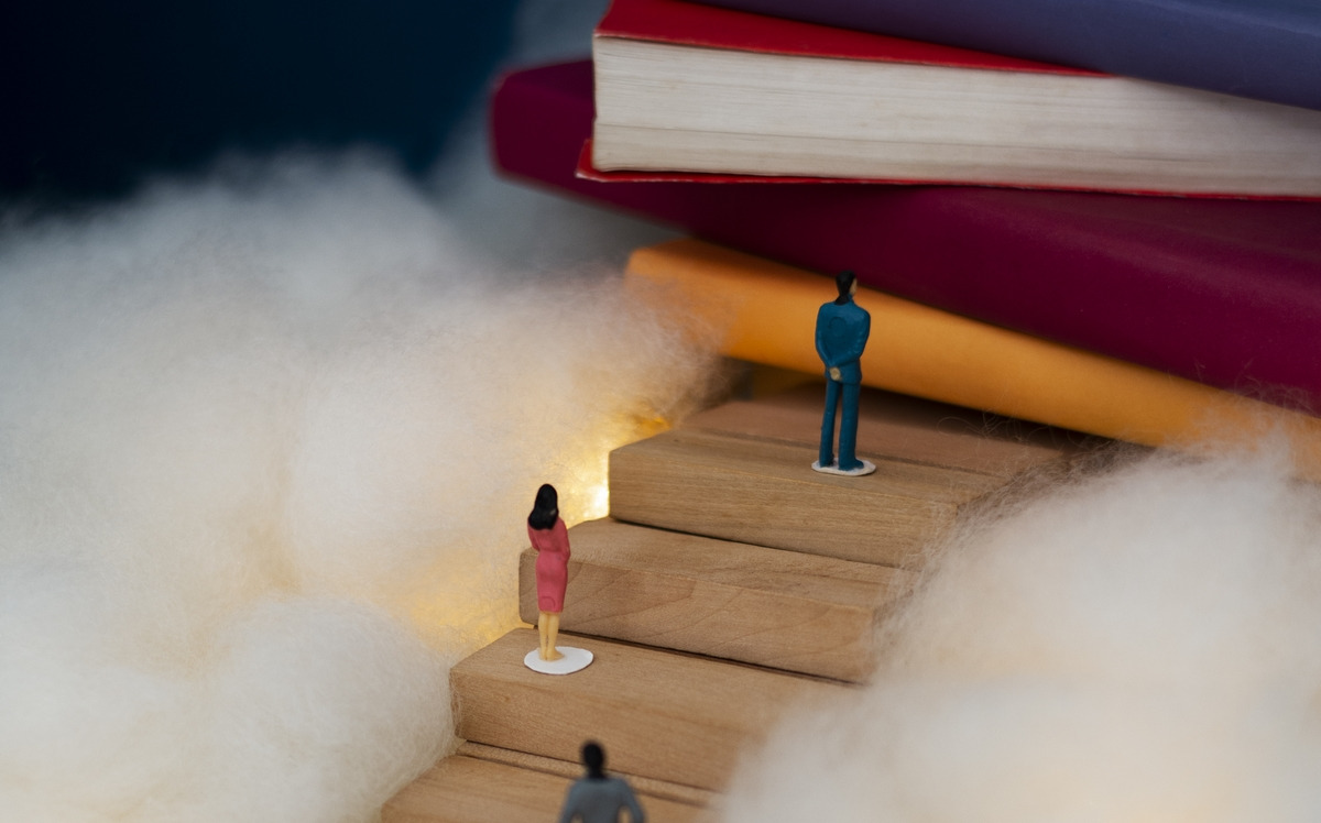 Développer le storytelling d’une entreprise à partir de ses archives exige un savoir-faire, faut-il internaliser ou externaliser cette mission ? (Freepik) internaliser-externaliser-mission-archives-entreprise-storytelling