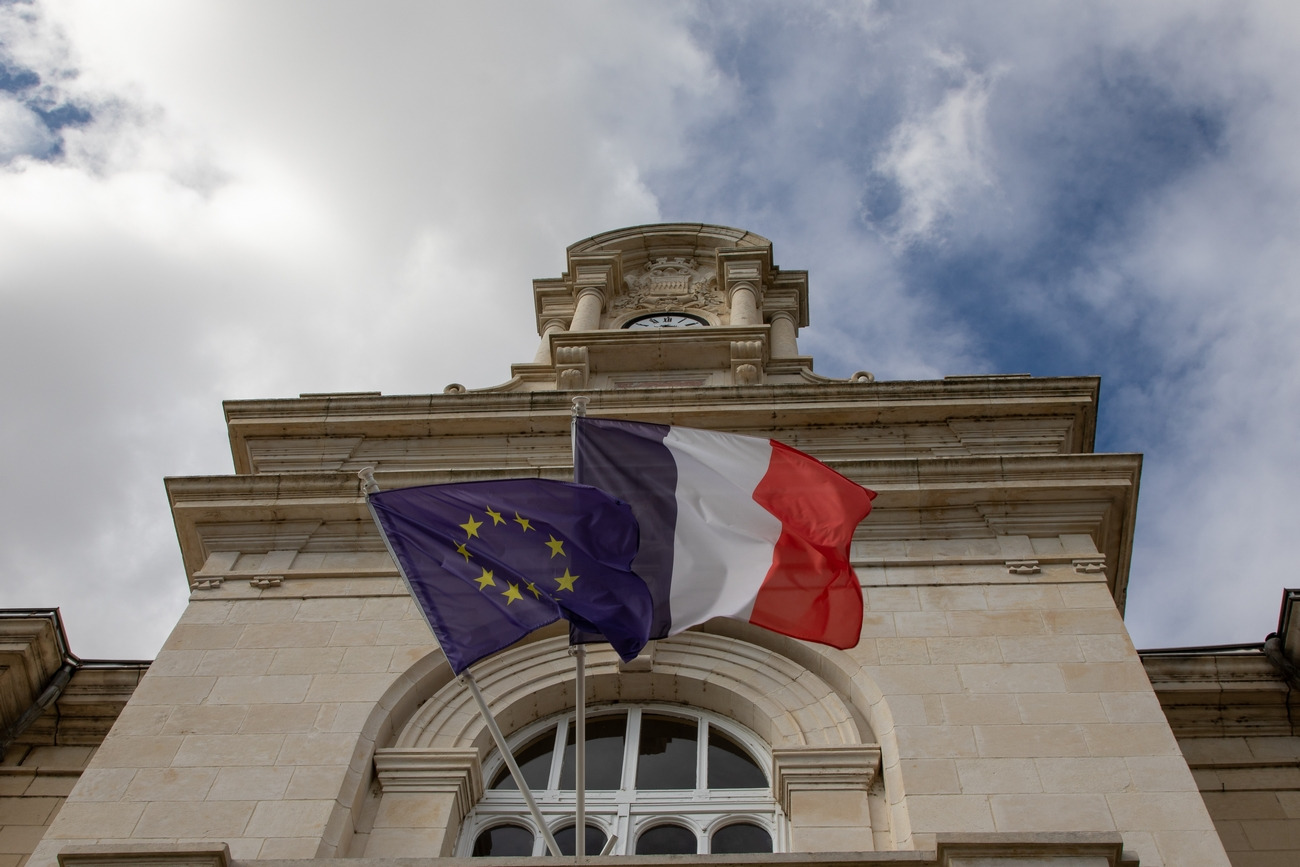 La digitalisation du secteur public doit suivre des normes et réglementations strictes, dont le RGPD. (Freepik/sylv1rob1) hotel-de-ville-dans-le-centre-ville-de-bonnes-avec-des-drapeaux-de-l-europe-francaise-sur-un-batiment-en-pierre