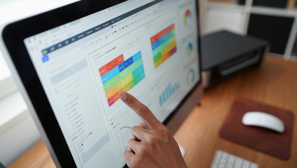 Visualping, ChangeTower et Fluxguard proposent des versions gratuites pour surveiller les changements de pages web et recevoir des alertes. (Smsadiknawaj/Magnific) surveillance-pages-web-detection-changements-alertes