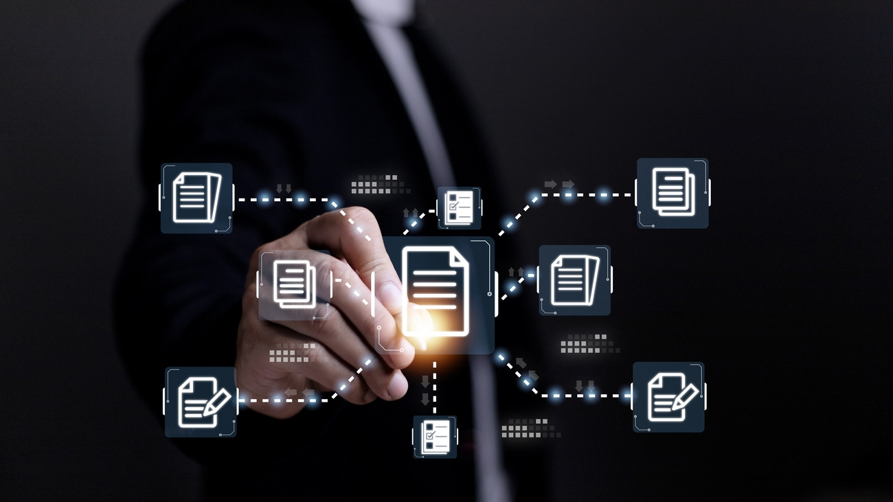 Rendez-vous le 8 octobre à 11h30 sur Livestorm pour la conférence "Quand l'IA et l'expertise BPO accélèrent l'automatisation des processus documentaires" avec TP. (Magnific/user850788) photo-homme-daffaires-icones-documents-electroniques