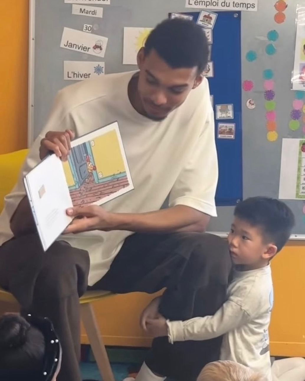 Les bibliothécaires de San Antonio ont créé une section "Read like Wemby" sur le site officiel de la bibliothèque de la ville (NBA) Victor-Wembanyama-lecteur-vorace-bibliothecaire-malgre-lui