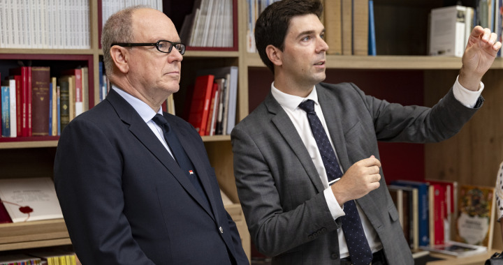 Le Prince Albert II de Monaco avec Michaël Bloche, directeur des Archives nationales, lors de l’inauguration de ces dernières. (Manuel Vitali, Dir. Com (Gouvernement Princier)) demenagement-archives-monaco-inauguration