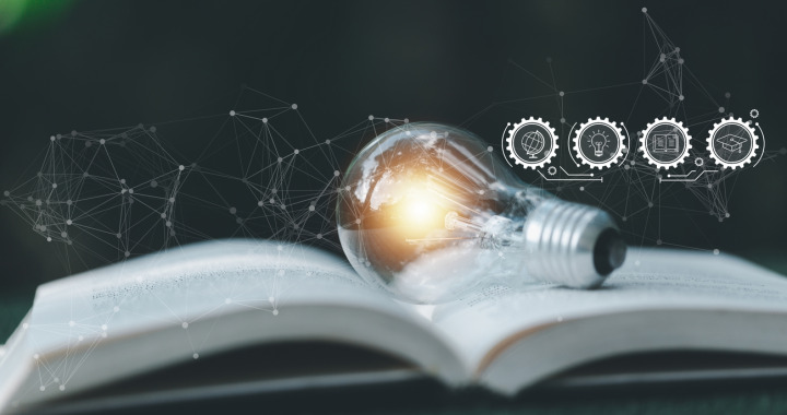 photographie-ampoule-posee-sur-livre-ouvert-icones-gestion-connaissances