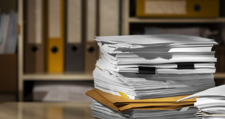 Seuls 16 % des communes disposent d’un personnel dédié à la gestion des archives et 57 % n’ont aucune organisation documentaire structurée. (Magnific) archives-belgiques-communes-manque-personnel
