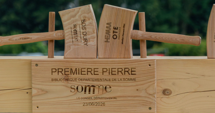 La première pierre de la future Bibliothèque départementale de la Somme a été posée le 23 juin dernier (© Xavier Comor / Conseil départemental de la Somme) future-bibliotheque-departementale-Somme-sortira-terre-2027
