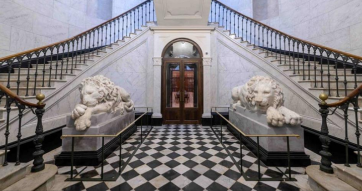 Inaugurée en 1868 sous le Second Empire, la Bibliothèque Fesch est classée au titre des Monuments Historiques (Ville d'Ajaccio) Ruban-Patrimoine-recompense-restauration-bibliotheque-Fesch-Ajaccio