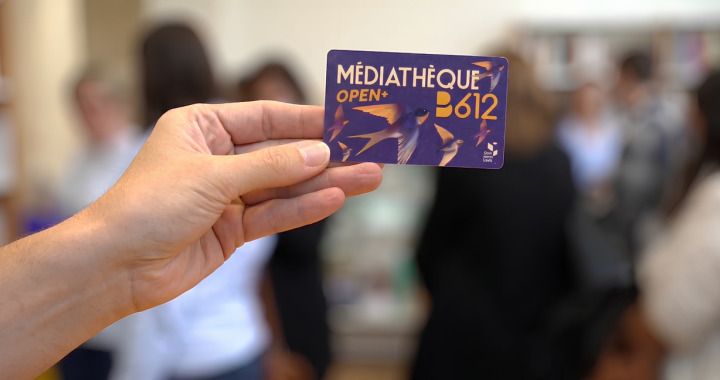 photographie-main-tenant-carte-open+