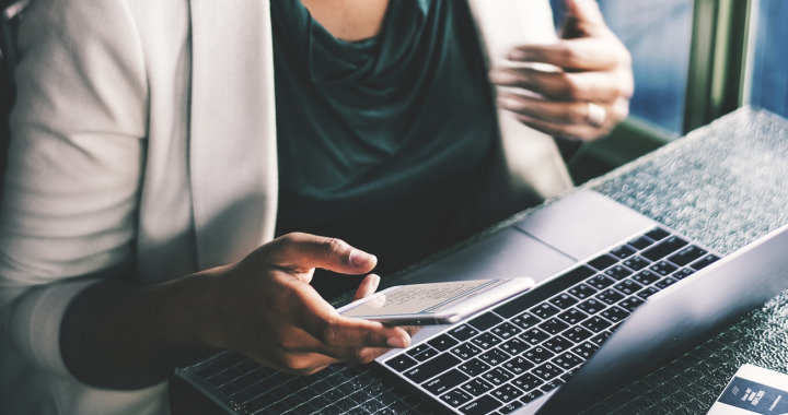 femme-utilisant-des-appareils-numeriques-au-cafe