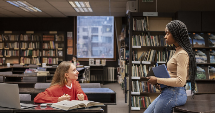 Les BU et centres de documentation poursuivent leur rôle d’accompagnement en matière de droit d’auteur, de plagiat et sur les autres problématiques juridiques. (Freepik) roles-missions-pro-information-intelligence-artificielle