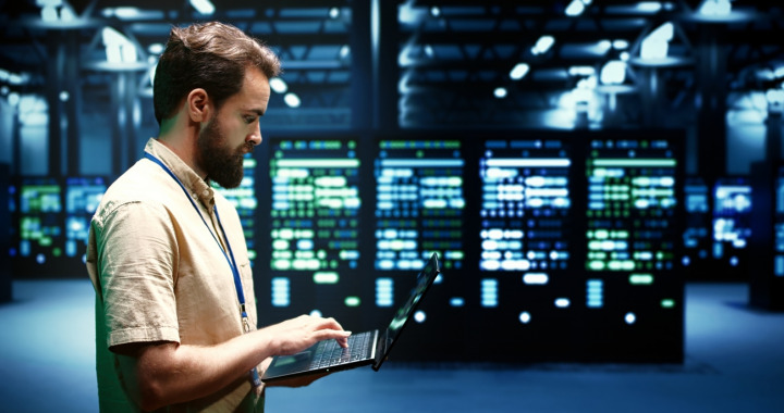 photographie-homme-avec-une-tablette-devant-data-center