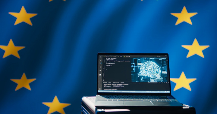 Ce Code des bonnes pratiques ne remplace pas le Règlement général sur l’IA, mais il permet d’avancer vers sa conformité, de manière pratique plus que juridique. (DC Studio/Freepik) code-bonnes-pratiques-regelement-ia