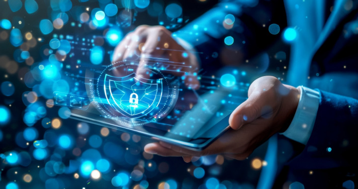 photographie-main-tenant-tablette-avec-hologramme-representant-bouclier-securite