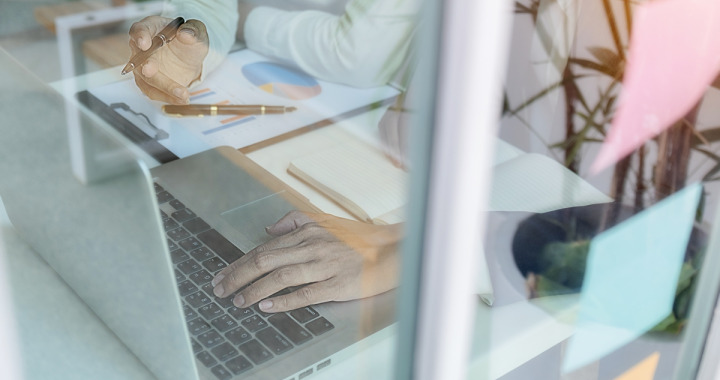 "L’IA générative s’impose aujourd’hui comme une composante essentielle des nouvelles attentes dans les digital workplaces", explique Pierre Begue, architecte senior autour des solutions collaboratives chez Insight. (EyeEm/Freepik) digital-workplace-intelligence-artificielle