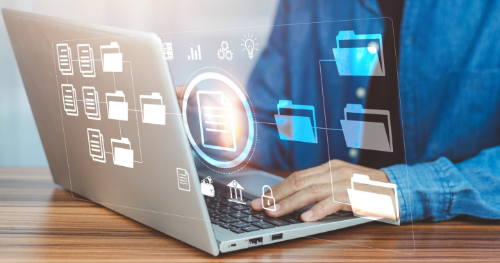 photographie-professionnel-sur-ordinateur-gerant-dossiers-numeriques
