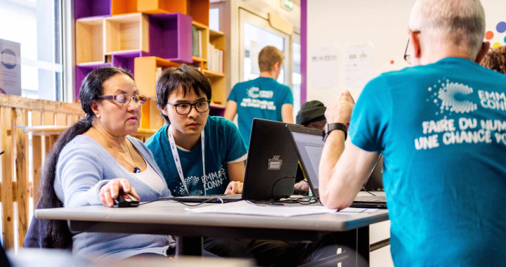 Emmaus-Connect-Dinum-chevet-personnes-eloignees-numerique