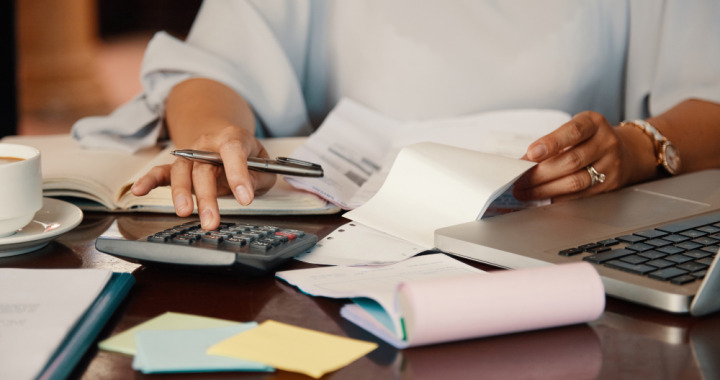 Le projet de loi de finance 2026 entend ajuster les sanctions associées à l’obligation de facturation électronique (Freepik Premium / Pressfoto) Facturation-electronique-attention-aux-amendes