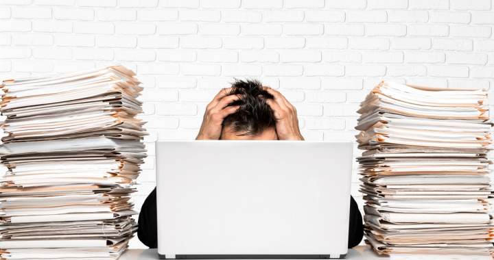 Minimisez, triez, jetez pour éviter de conserver des données personnelles sans base légale. (BillionPhotos/Freepik) duree-conservation-archives-rgpd