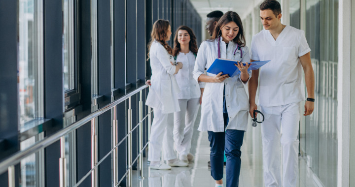 Pour retrouver de la fluidité dans leurs échanges internes et un quotidien moins sous tension, les établissements de santé sont de plus en plus nombreux à s’équiper de plateformes collaboratives (crédits Freepik de Senivpetro)