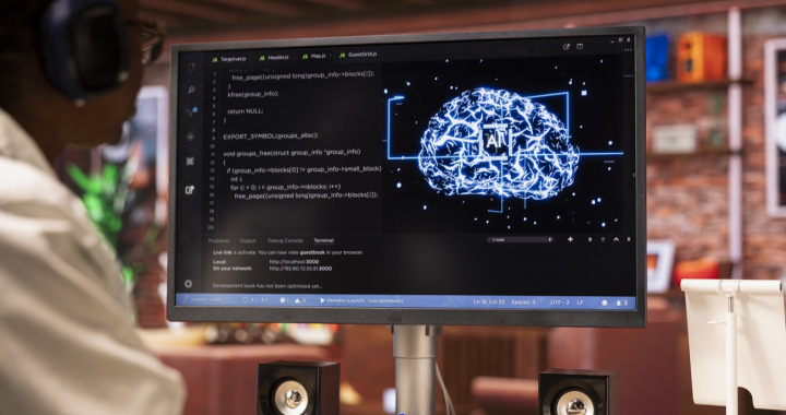 photographie-chercheuse-laboratoire-ordinateur-geant-representation-3d-cerveau