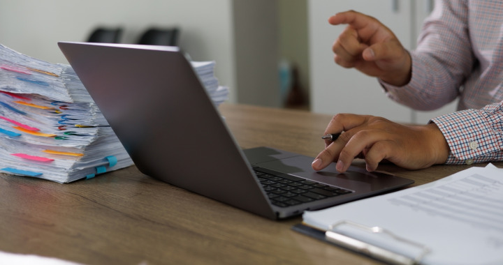 photographie-homme-daffaires-verifiant-documents-de-travail-sur-pc