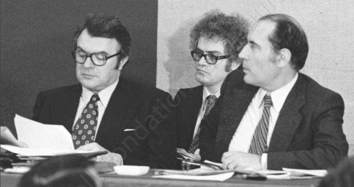 Pierre Mauroy, Lionel Jospin, François Mitterrand lors du Congrès extraordinaire du PS à Bagnolet en 1973 (Monique et Pierre Guéna / Fondation Jean-Jaurès) acces-inventaires-archives-politiques-Lionel-Jospin
