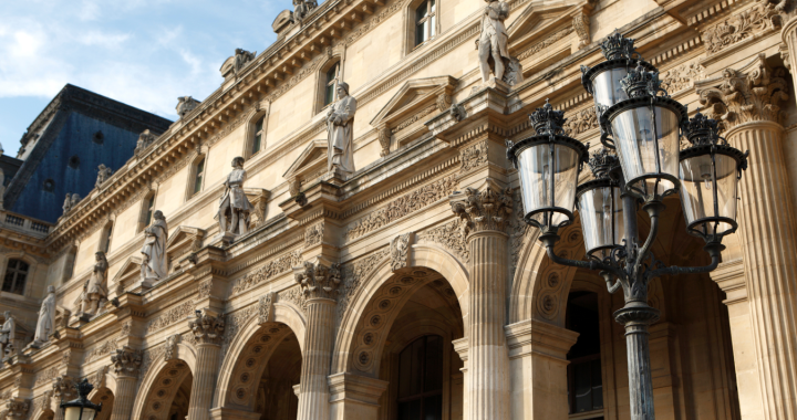 Comment donner accès au patrimoine et à ses richesses ? La valorisation peut prendre deux directions non exclusives l’une de l’autre : montrer les objets patrimoniaux physiquement ou numériquement - des solutions sont à disposition. (Freepik) les-sentiers-de-la-valorisation-patrimoniale