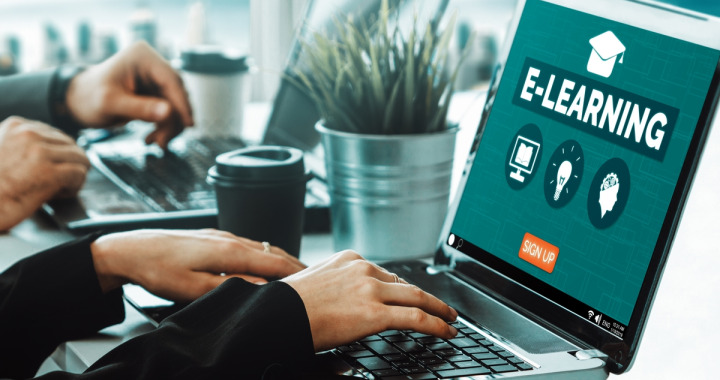 Il existe plusieurs plateformes en ligne pour se former, se reconvertir ou acquérir de nouvelles compétences. (Frolopiaton Palm/Freepik) plateformes-formations-en-ligne-gratuites