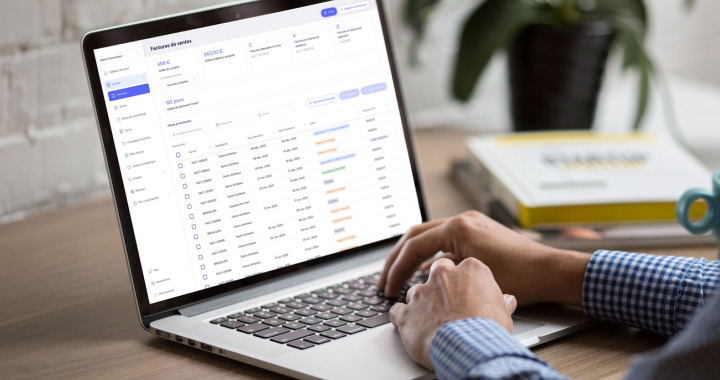 Plateforme Agréée, SEQINO se distingue en proposant une solution de gestion de factures électroniques en marque blanche. (Seqino) photographie-mains-ordinateur-clavier-bureau-traitement-factures-electroniques