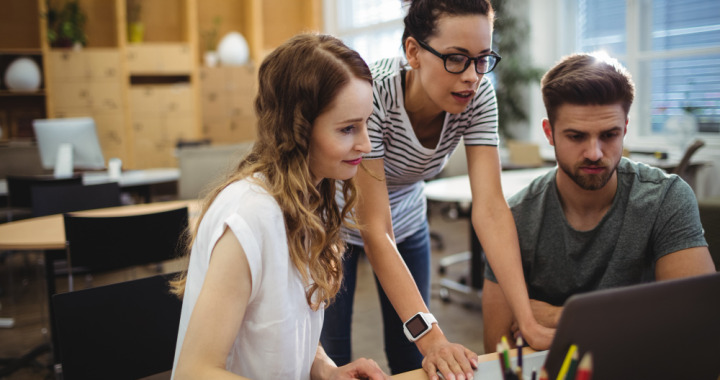 Les liens entre start-up et grands groupes s’intensifient à un rythme sans précédent (Freepik Premium / peoplecreations) 18000-start-up-actives-450000-emplois-French-Tech-chiffres