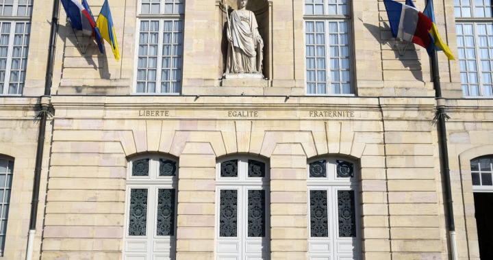 Même dans le secteur public, un pilotage intelligent de l'information est désormais indispensable. (Magnific/vwalakte) vue-de-l-hotel-de-ville-de-dijon