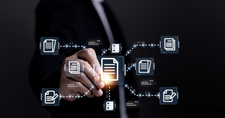 Rendez-vous le 8 octobre à 11h30 sur Livestorm pour la conférence "Quand l'IA et l'expertise BPO accélèrent l'automatisation des processus documentaires" avec TP. (Magnific/user850788) photo-homme-daffaires-icones-documents-electroniques